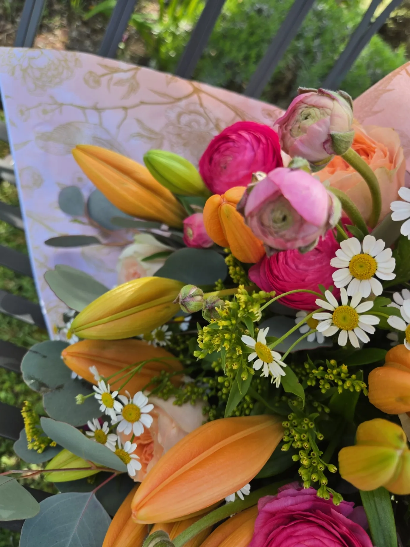 Bouquet coloré de lys, renoncules et marguerites