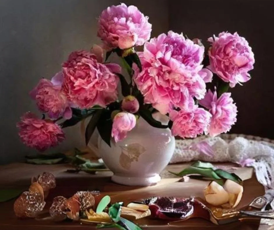 Bouquet de pivoines roses dans un vase blanc