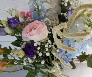 Bouquet Varié De Saison : Renoncule, Delphinium, Lisianthus Et Gypsophile