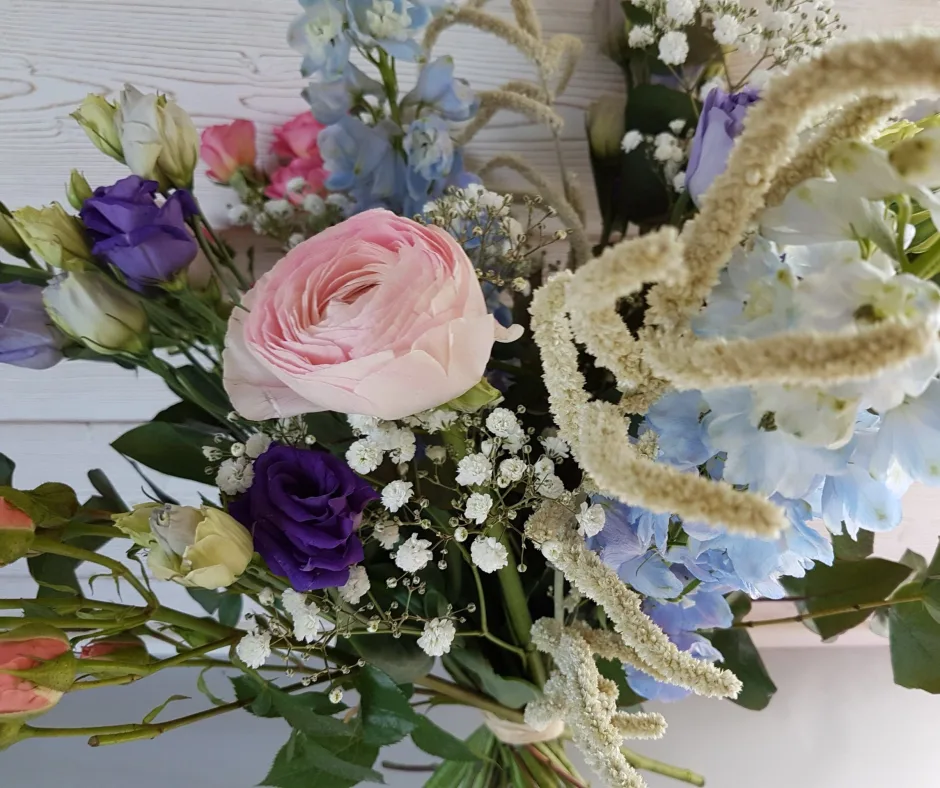 Bouquet varié de saison : renoncule, delphinium, lisianthus et gypsophile