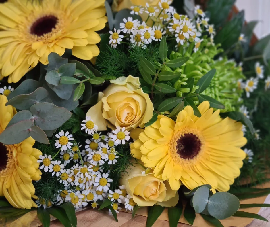 Bouquet de tournesols, roses et marguerites réalisé en boutique